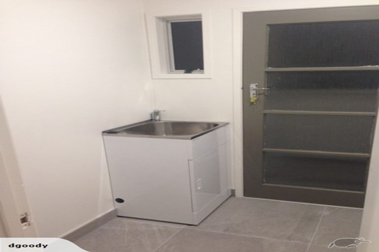 Photo of property in 2/79 Moore Street, Hillcrest, Auckland, 0627