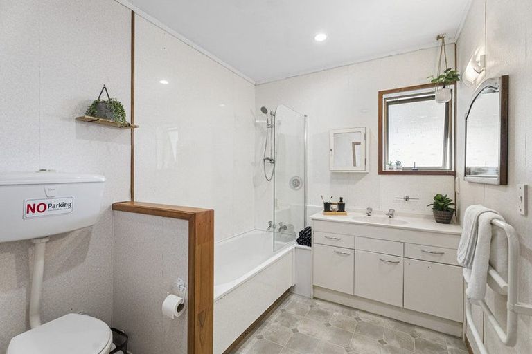 Photo of property in 2 Melandra Road, Stanmore Bay, Whangaparaoa, 0932