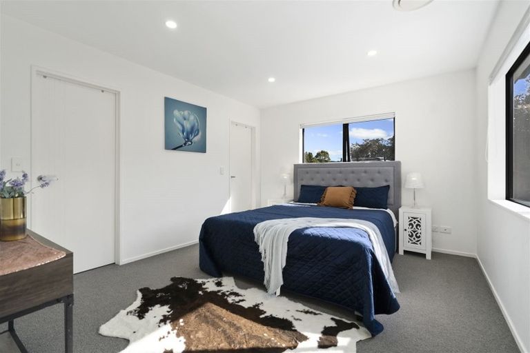 Photo of property in 7a Halcombe Place, Green Bay, Auckland, 0604