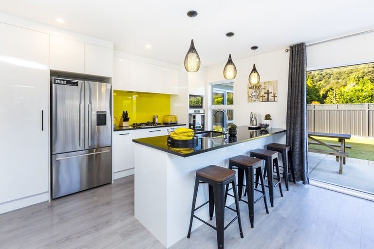 Photo of property in 21 Salisbury Crescent, Wallaceville, Upper Hutt, 5018