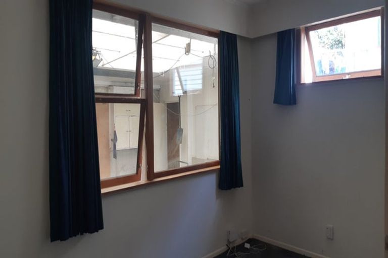 Photo of property in 5 Blandford Way, Newlands, Wellington, 6037