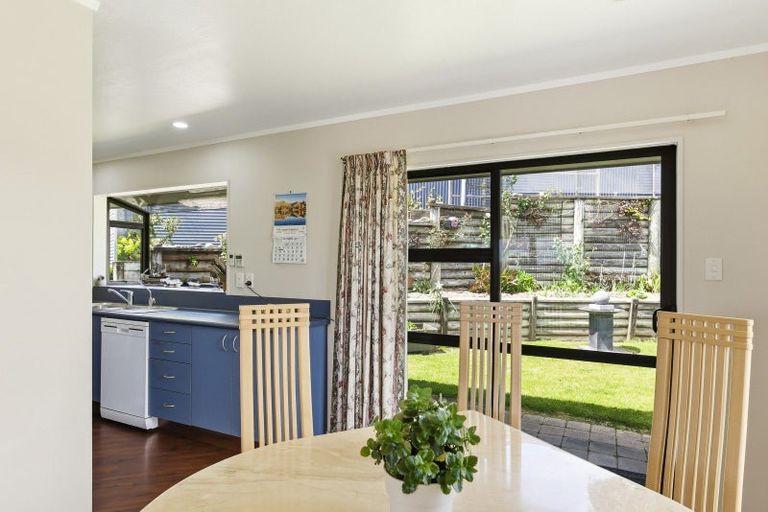 Photo of property in 2 Sunset Terrace, Waikanae Beach, Waikanae, 5036