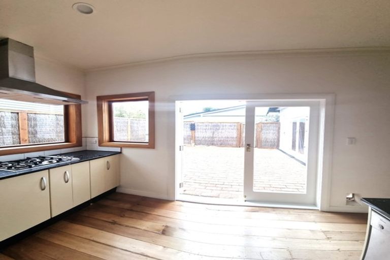 Photo of property in 122a Apu Crescent, Lyall Bay, Wellington, 6022