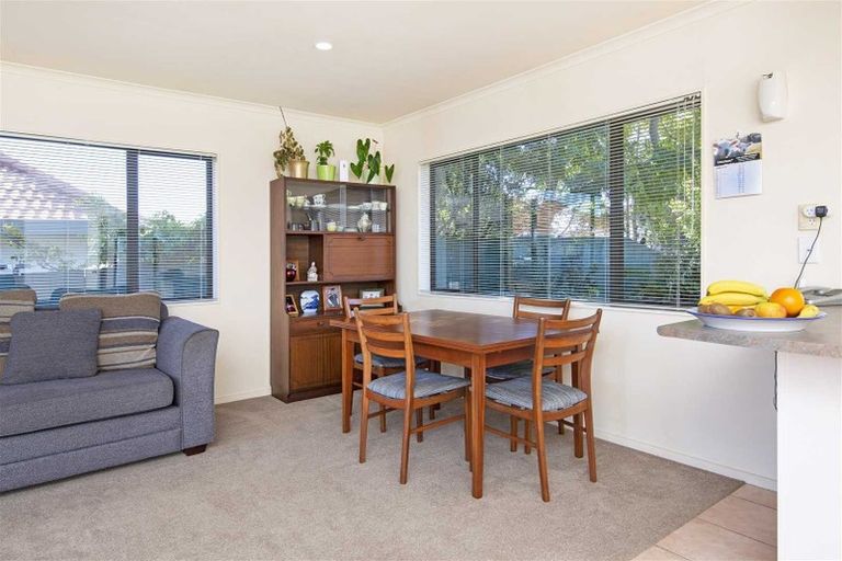 Photo of property in 14 Gillett Place, Botany Downs, Auckland, 2014