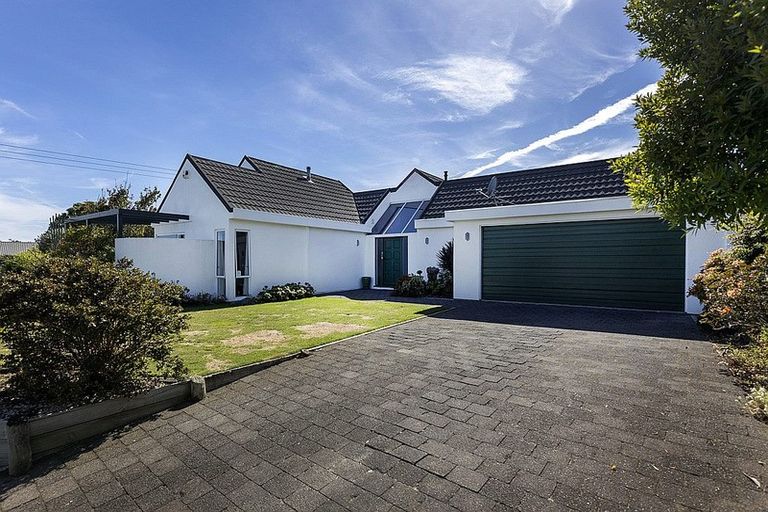 Photo of property in 1 Larsen Place, Merrilands, New Plymouth, 4312