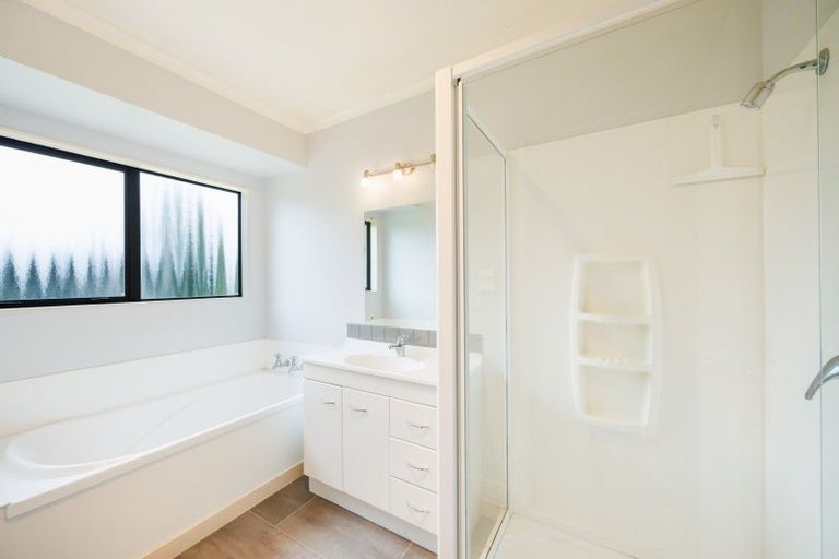 Photo of property in 32 Stoneleigh Lane, Aokautere, Palmerston North, 4471