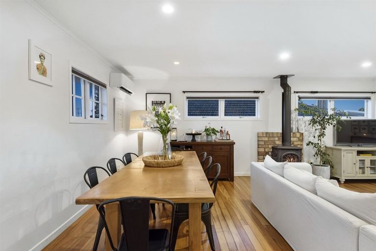 Photo of property in 2/259 Glenfield Road, Hillcrest, Auckland, 0627