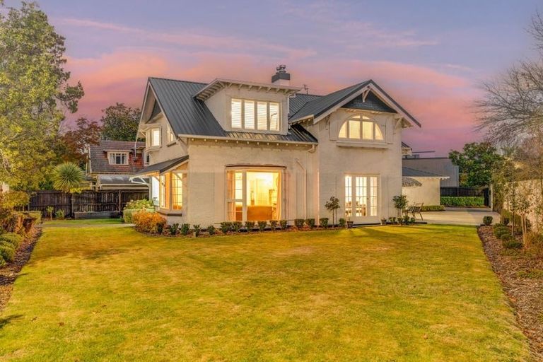 Photo of property in 24 Snowdon Road, Fendalton, Christchurch, 8052