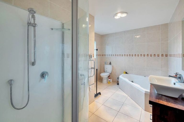 Photo of property in 62 Medallion Drive, Oteha, Auckland, 0632