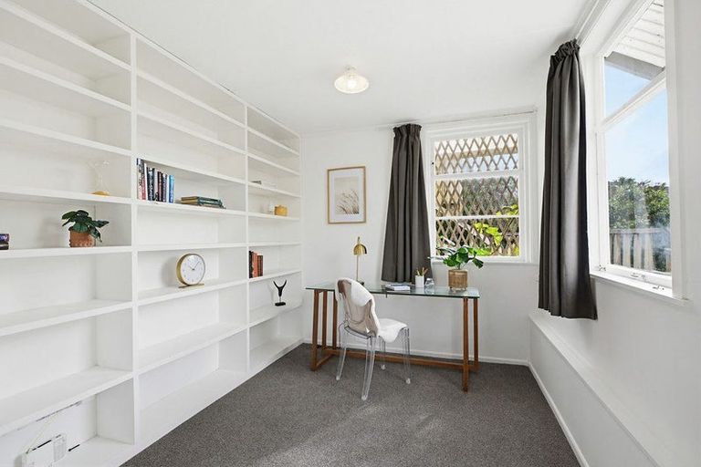 Photo of property in 9 Victory Crescent, Tawa, Wellington, 5028