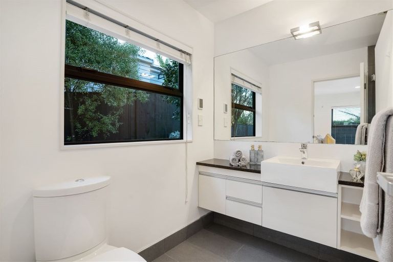 Photo of property in 158b East Coast Road, Forrest Hill, Auckland, 0620