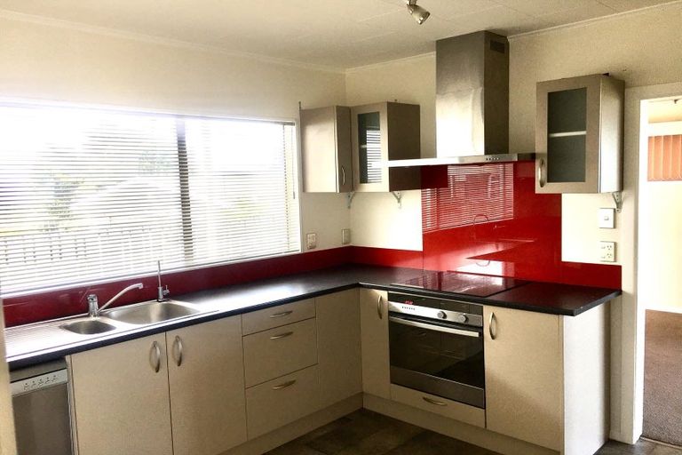 Photo of property in 34 Somes Crescent, Newlands, Wellington, 6037