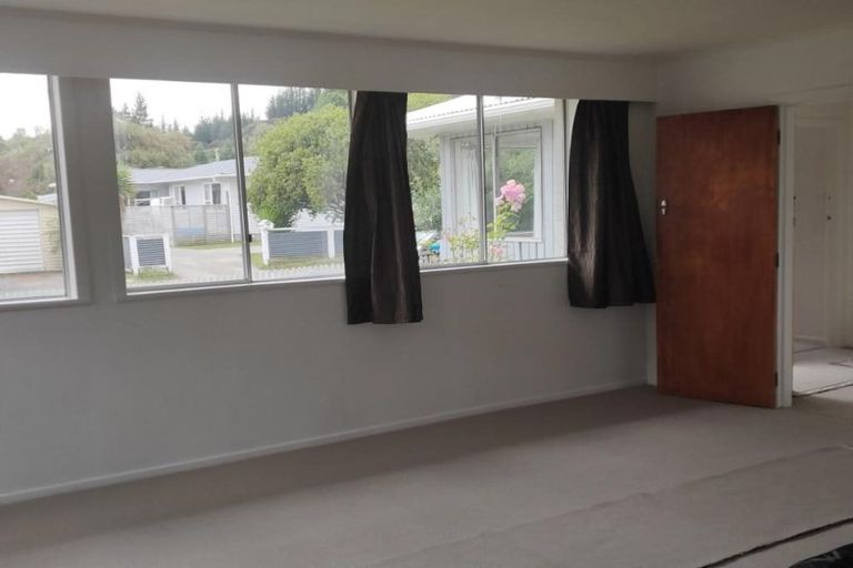 Photo of property in 2 Prestige Place, Maoribank, Upper Hutt, 5018