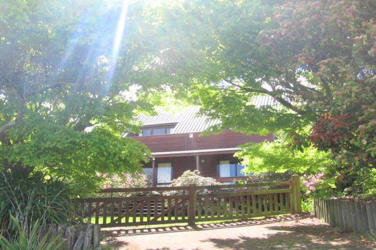Photo of property in 236 Lake Terrace, Waipahihi, Taupo, 3330