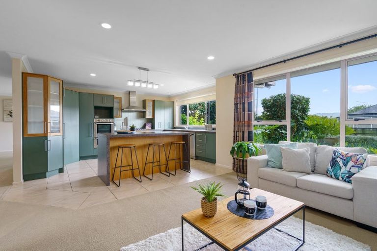 Photo of property in 1 Glenroy Place, Green Bay, Auckland, 0604