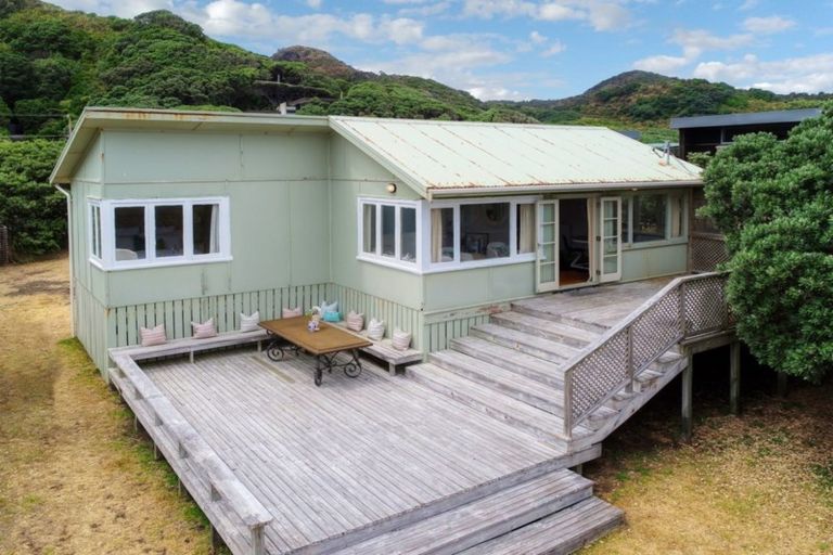 Photo of property in 22 North Piha Road, Piha, New Lynn, 0772
