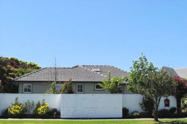 Photo of property in 118 Memorial Avenue, Burnside, Christchurch, 8053