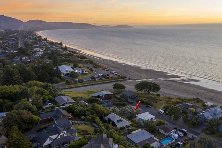 Photo of property in 19 Groves Road, Raumati Beach, Paraparaumu, 5032