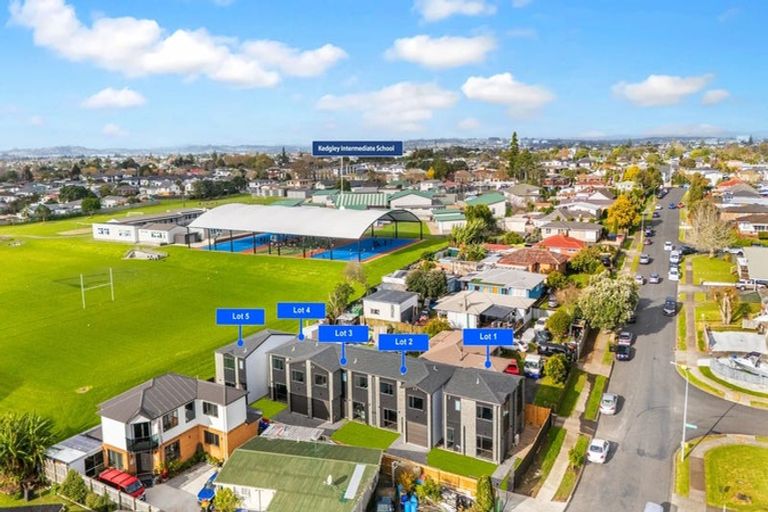 Photo of property in 8a Woburn Street, Mangere East, Auckland, 2024