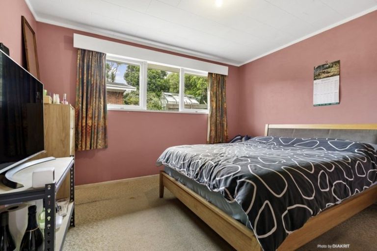 Photo of property in 9 Turville Crescent, Newlands, Wellington, 6037