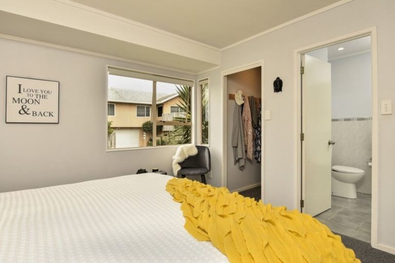 Photo of property in 253b Royal Road, Massey, Auckland, 0614