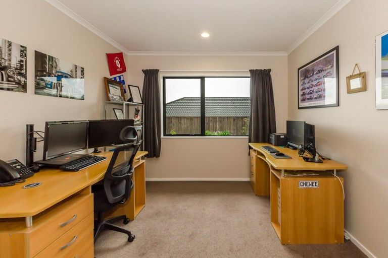 Photo of property in 16 Bluewater Place, Paraparaumu, 5032
