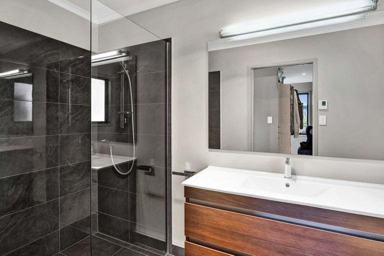 Photo of property in 5 Te Arakete Place, Hurworth, New Plymouth, 4310