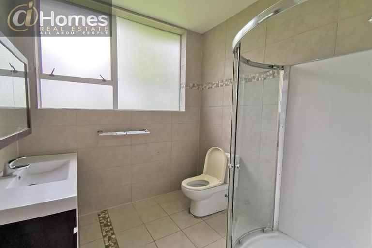 Photo of property in 6 Moontide Road, Kumeu, 0892