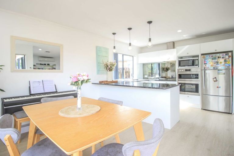 Photo of property in 38 Awaroa Road, Sunnyvale, Auckland, 0612