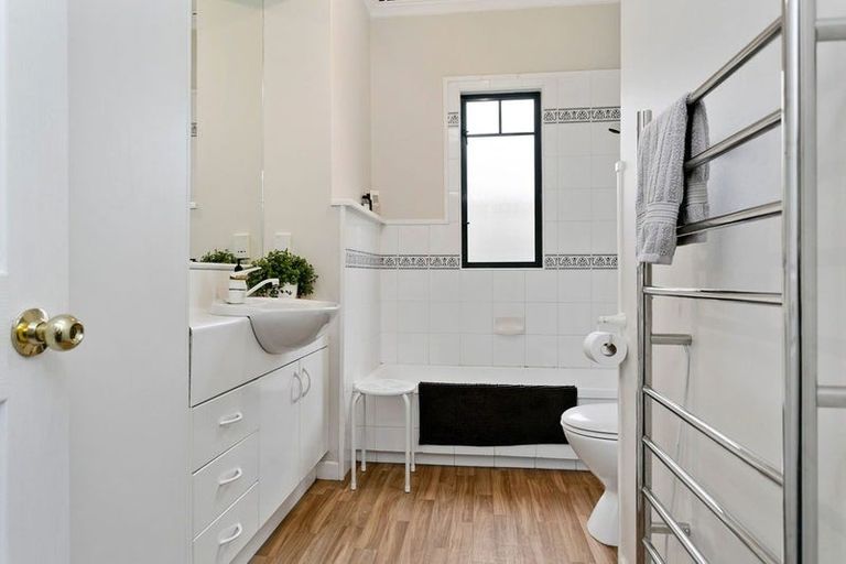 Photo of property in 18 Queen Street, Cambridge, 3434