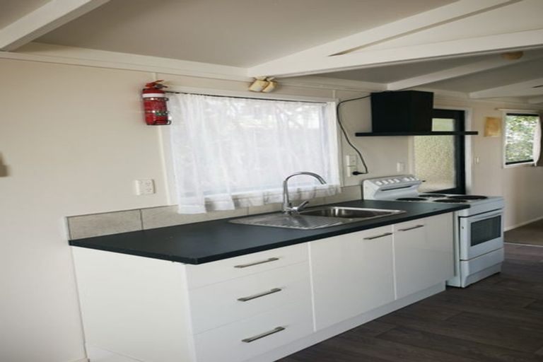 Photo of property in 20 Serwayne Place, Sunnyvale, Auckland, 0612