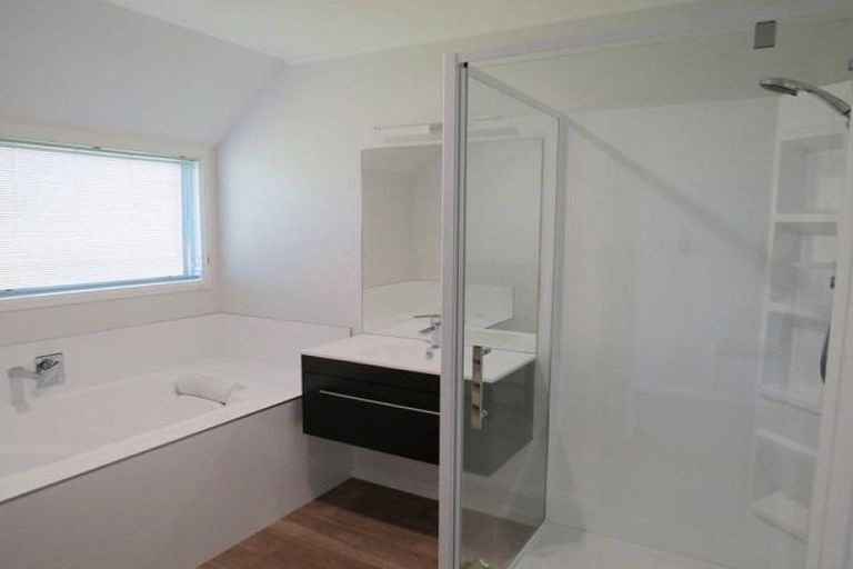 Photo of property in 5 Flight Place, Lower Vogeltown, New Plymouth, 4310
