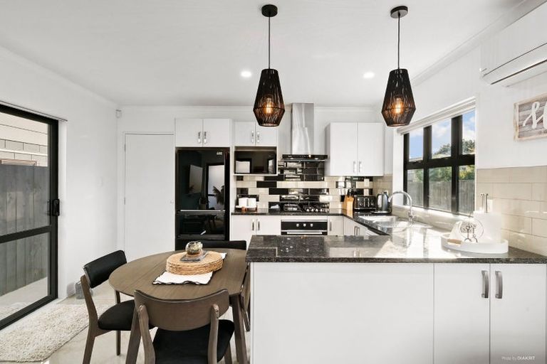 Photo of property in 15a Seaward Place, Wattle Downs, Auckland, 2103