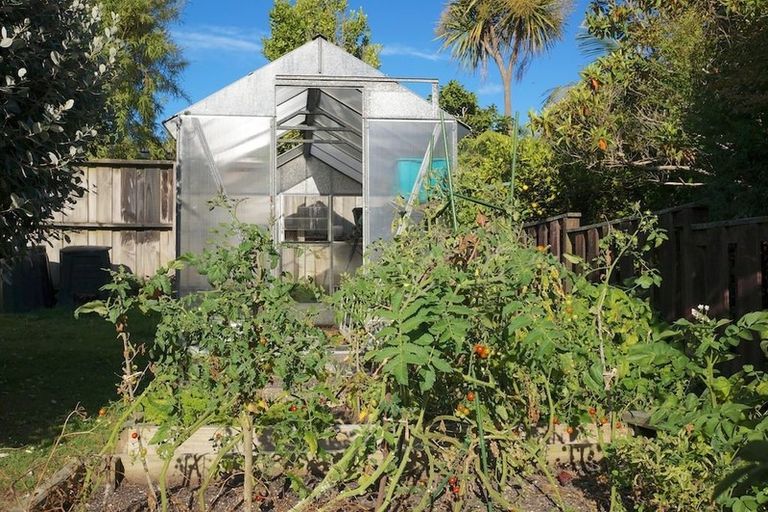 Photo of property in 20 Brunton Place, Glenfield, Auckland, 0629