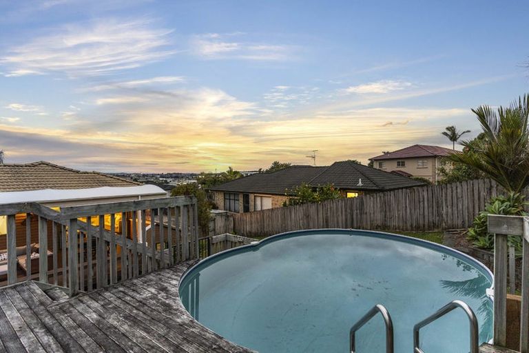 Photo of property in 5 Baulcomb Parade, Windsor Park, Auckland, 0632