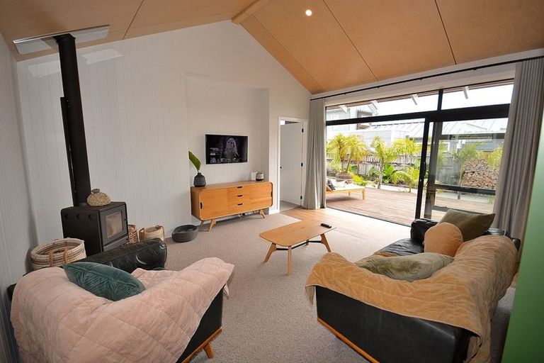 Photo of property in 33 Rauparaha Street, Waikanae Beach, Waikanae, 5036