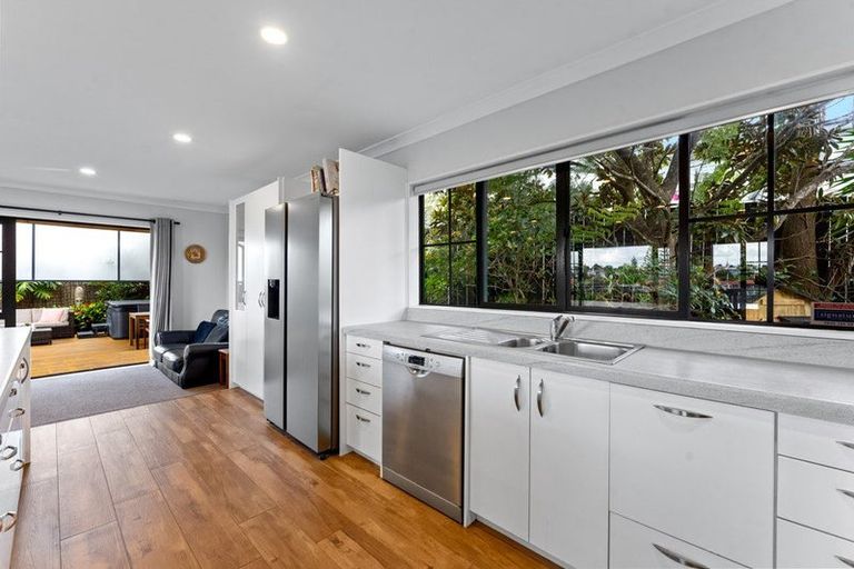 Photo of property in 2/12 Sunnynook Road, Sunnynook, Auckland, 0620