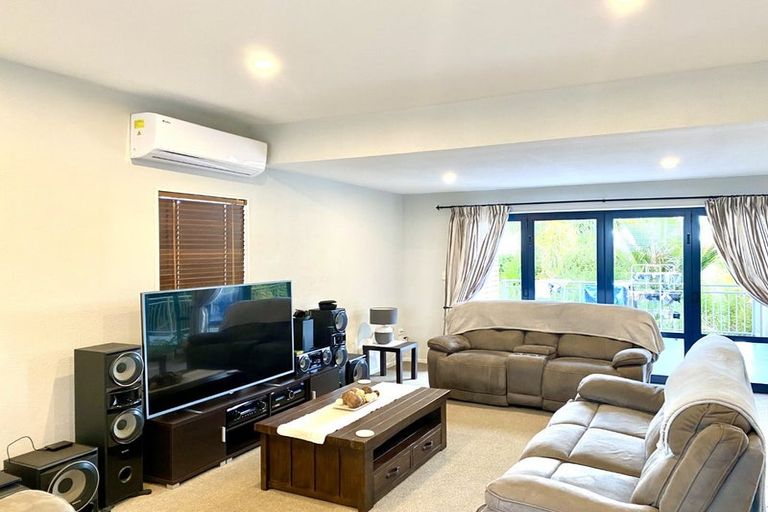 Photo of property in 473 East Coast Road, Murrays Bay, Auckland, 0630