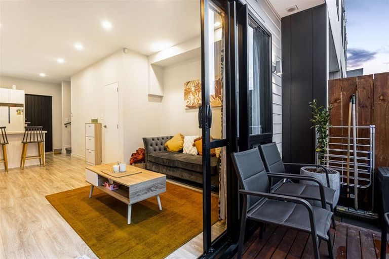 Photo of property in 4/6 Hepburn Road, Glendene, Auckland, 0602