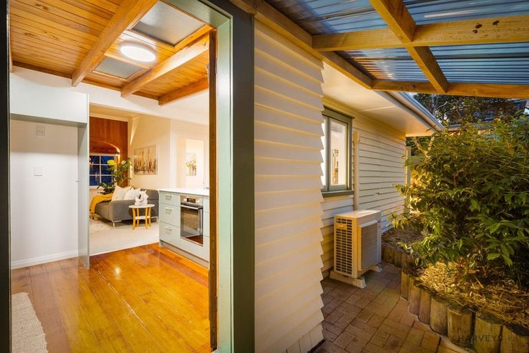 Photo of property in 16 Harrybrook Road, Green Bay, Auckland, 0604