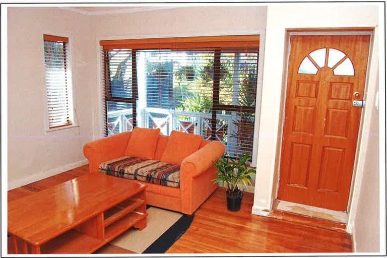 Photo of property in 154 Glenfield Road, Birkenhead, Auckland, 0626