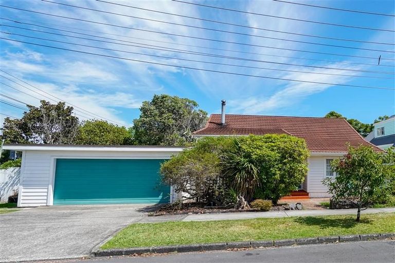 Photo of property in 1/1 Moana Avenue, Bayswater, Auckland, 0622