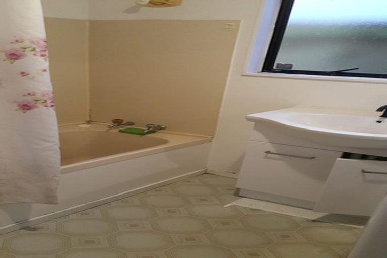 Photo of property in 2/523 Glenfield Road, Glenfield, Auckland, 0629