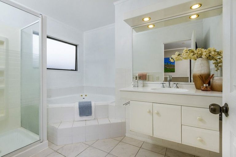 Photo of property in 5 Tornado Place, West Harbour, Auckland, 0618