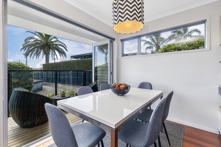 Photo of property in 2/12 Beatrice Avenue, Hillcrest, Auckland, 0627