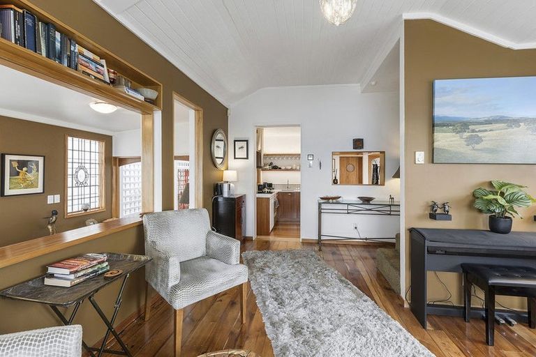 Photo of property in 385 Karaka Bay Road, Karaka Bays, Wellington, 6022