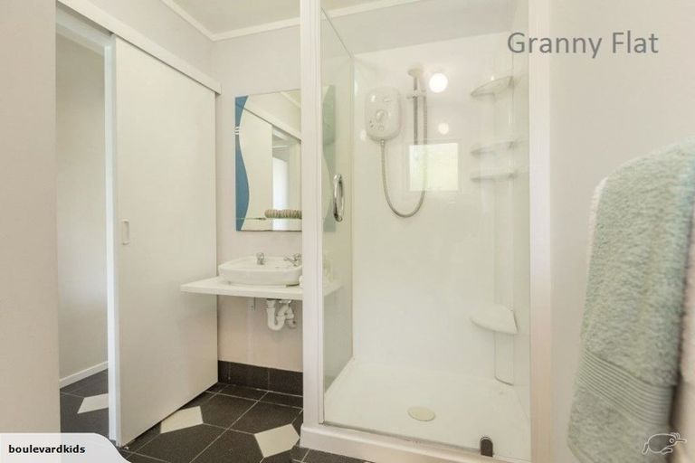 Photo of property in 36 James Evans Drive, Northcote, Auckland, 0627