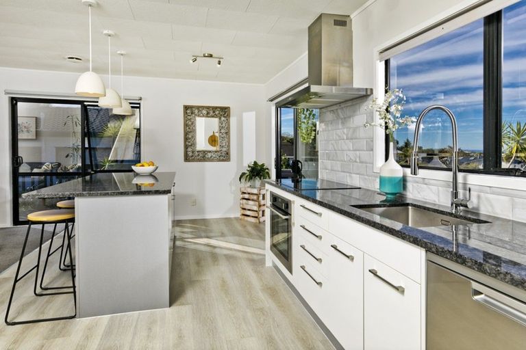 Photo of property in 2/4 Kupari Place, Totara Vale, Auckland, 0629