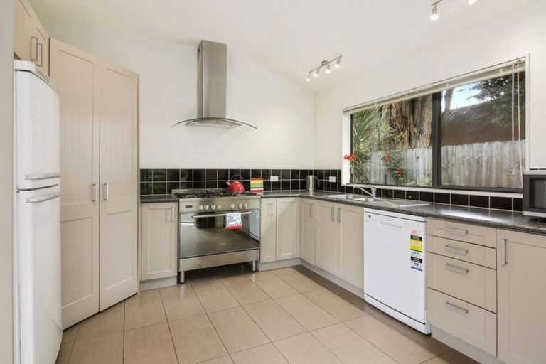 Photo of property in 15a Callis Avenue, Opaheke, Papakura, 2113