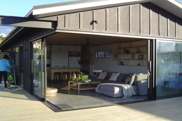 Photo of property in 26 Surf Road, Stanmore Bay, Whangaparaoa, 0932